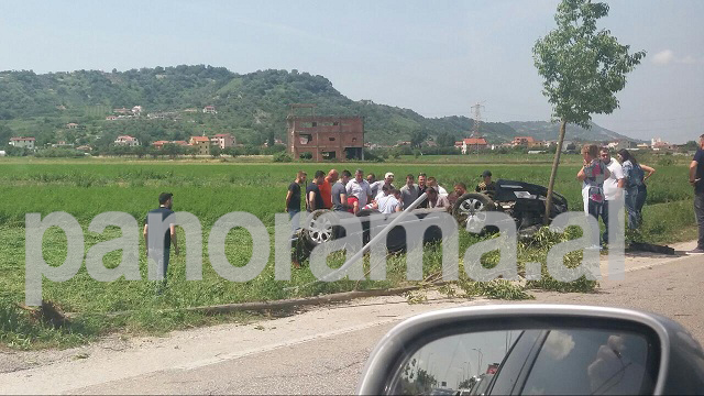 FOTO/ Aksident i rëndë në Rinas, makina del nga rruga dhe përmbyset