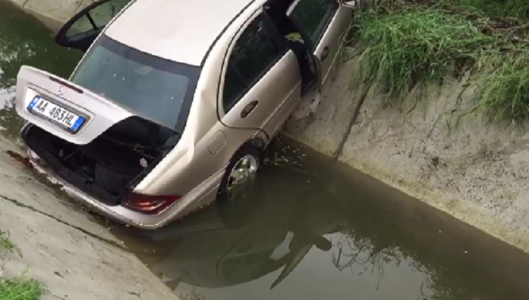 Aksident i rëndë/ Shoferi i dehur del nga rruga, 1 i vdekur dhe 2 të plagosur