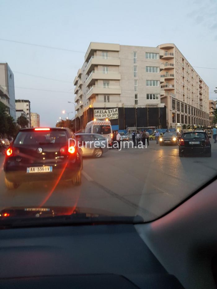 Automjeti përplas biçiklistin tek sheshi “Pranvera” në Durrës (FOTO)