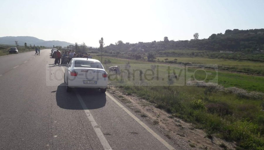 Makina del nga rruga e përfundon në kanal, lëndohet shoferi 21-vjeçar