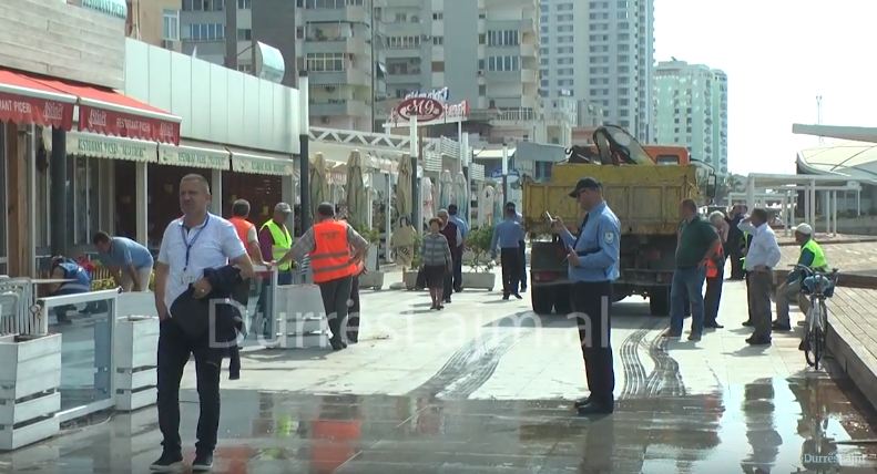 Aksioni i lirimit të hapësirave publike në Durrës zbret në shëtitoren “Taulantia”: Nuk ka tolerime! (VIDEO)