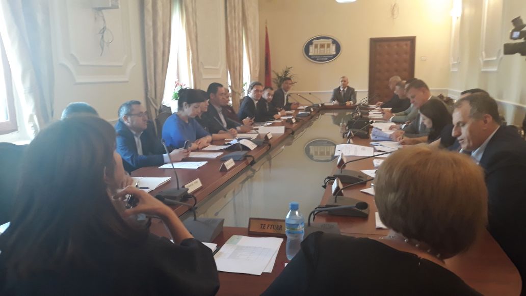 Debat në Komisionin e Ligjeve/ Alibeaj: Shpëtoni lëkurën. Manja: S’do dëgjoj Babalen