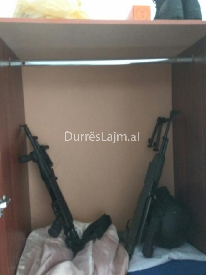 Apartamenti me armë në Durrës, policia shoqëron 5 persona