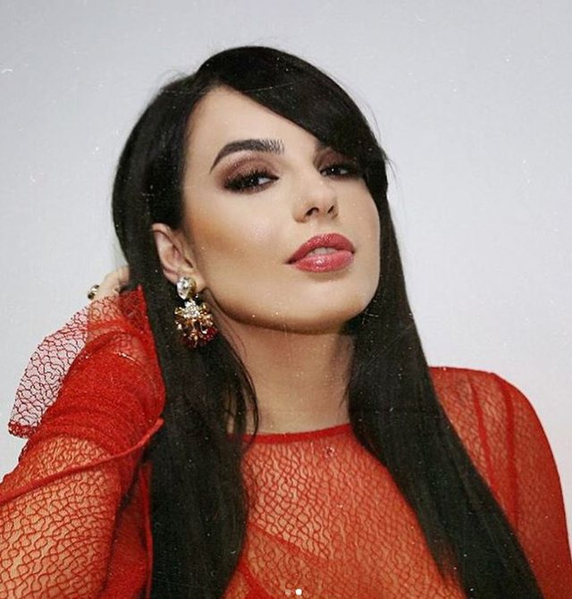 10 sekretet e Armina Mevlanit: Fle gjithmonë me një bluzë tek hundët