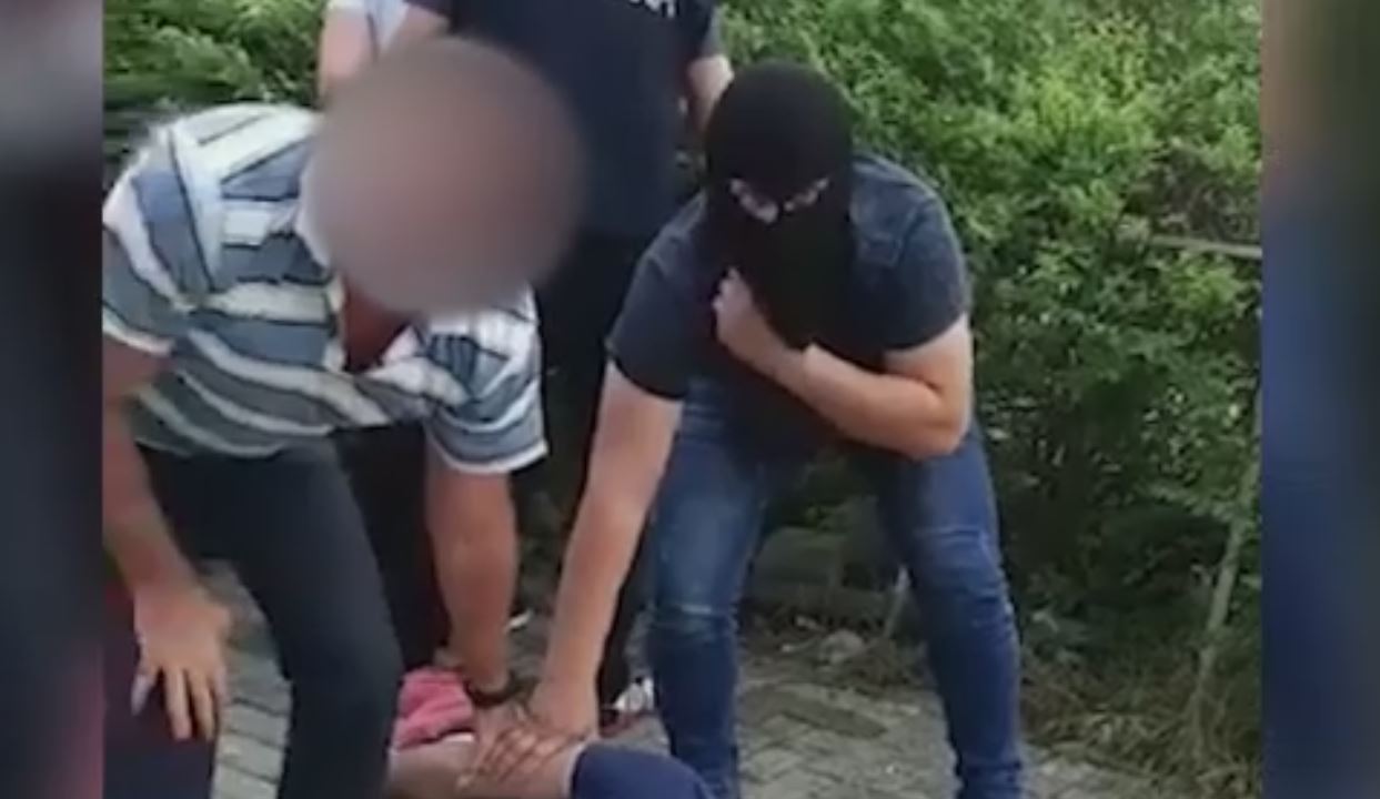 EMRAT/ Shpërndanin kokainë në zona të ndryshme të Tiranës, 4 të arrestuar (VIDEO)