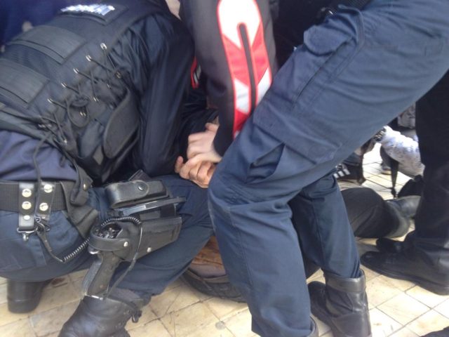 “Befasia” kap 35-vjeçarin me pistoletë në lokal, e pësojnë dhe shokët e tavolinës