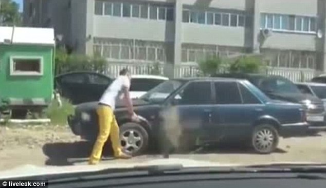 Inatin me të riun nga Shijaku, ia nxjerr makinës!