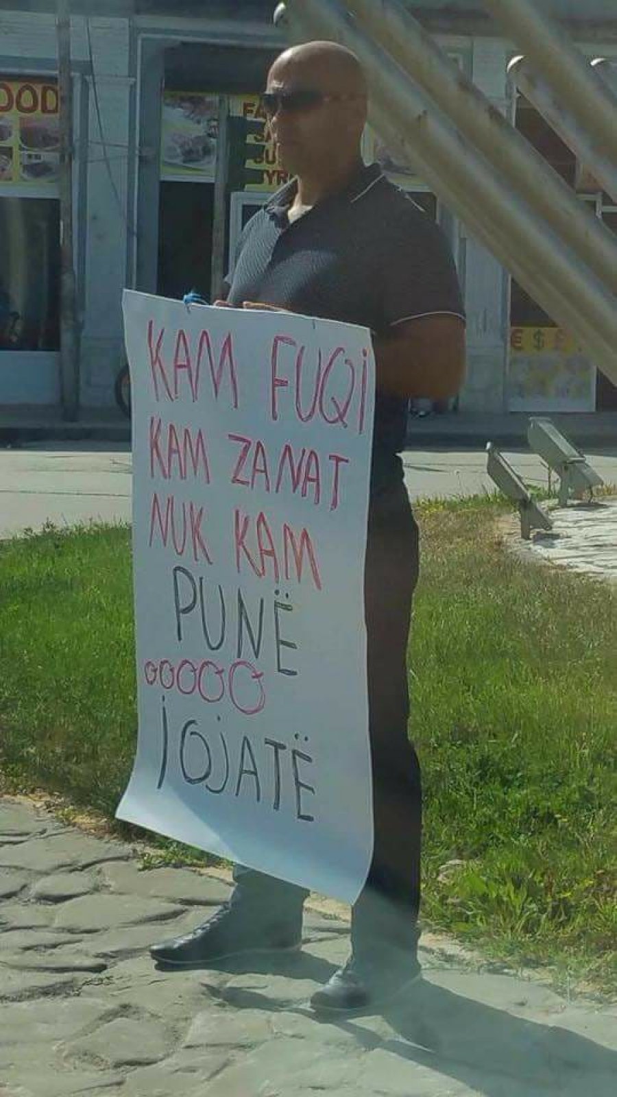 Mesazh Ramës me pankartë: “Kam fuqi kam zanat, nuk kam punë oooo i gjatë!”