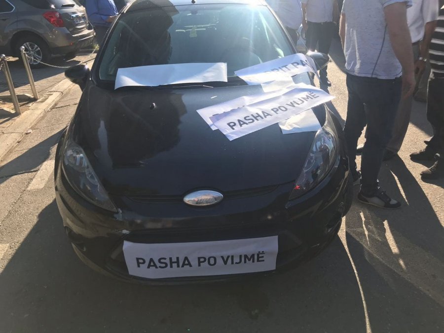 ‘Na prit, Pasha, po vijmë!’ Protestuesit opozitarë nisen drejt Tiranës (FOTO)