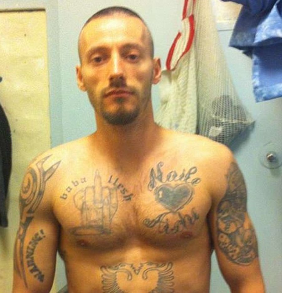 Shqiptari i shndërruar në VIP, po çmend nga burgu Policinë britanike (FOTO)