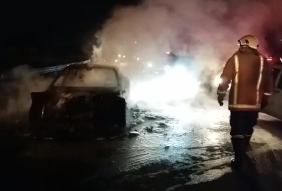 Digjet makina luksoze në autostradë, shpëtojnë dy të rinjtë