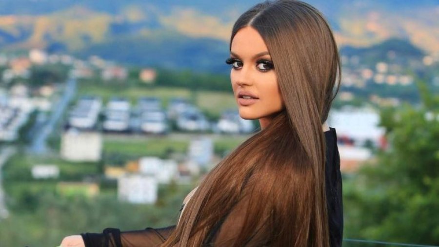 Enca nuk përmbahet, publikon foto nudo