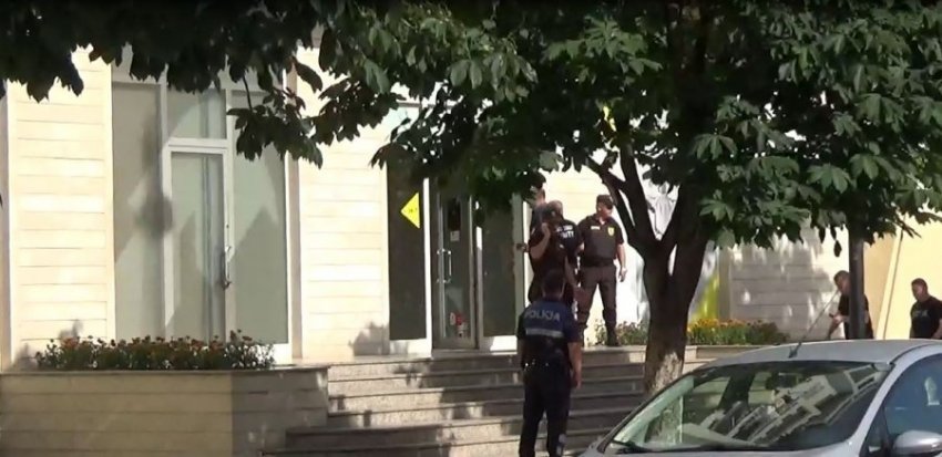 Tentoi të grabiste bankën, ushtari i FA në gjykatë: Nuk kam para, nuk më del rroga