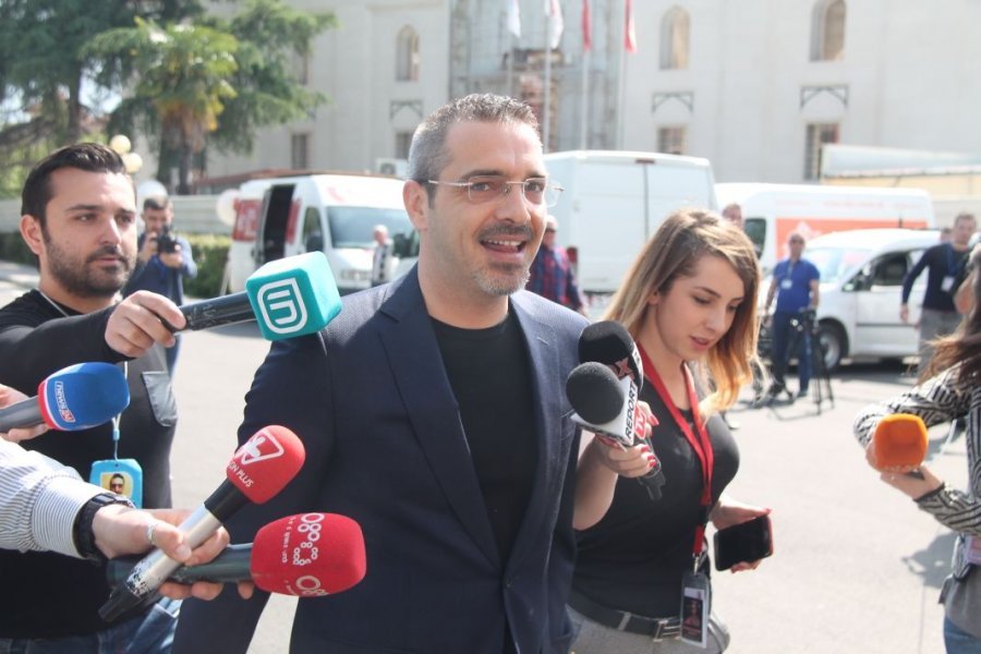 Çfarë do të thotë ish-ministri? Saimir Tahiri del sot para gazetarëve