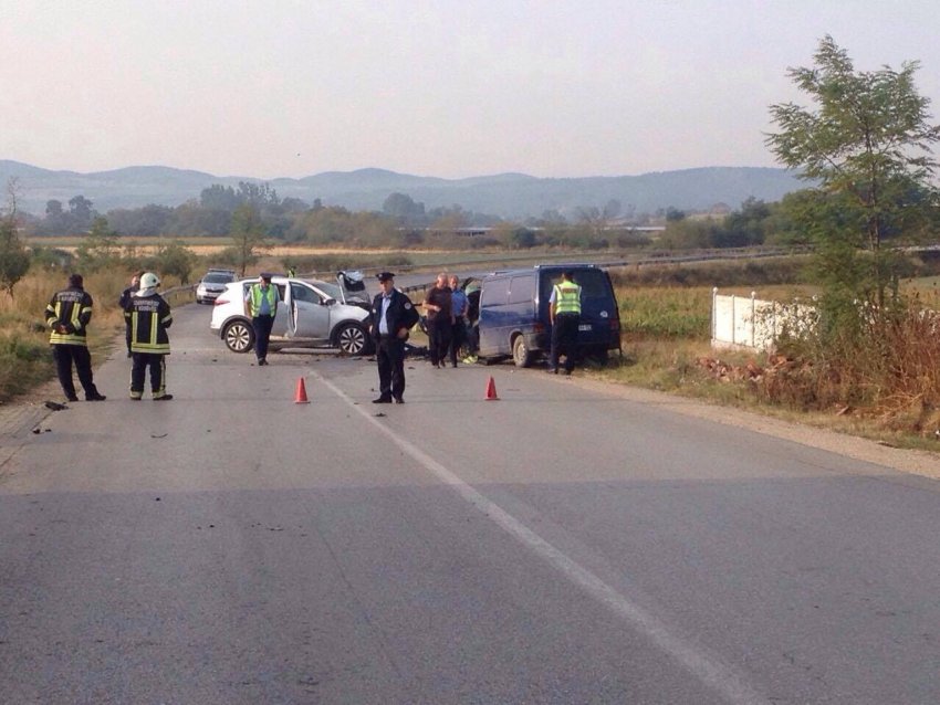 Përplasen 3 makina, plagosen disa persona