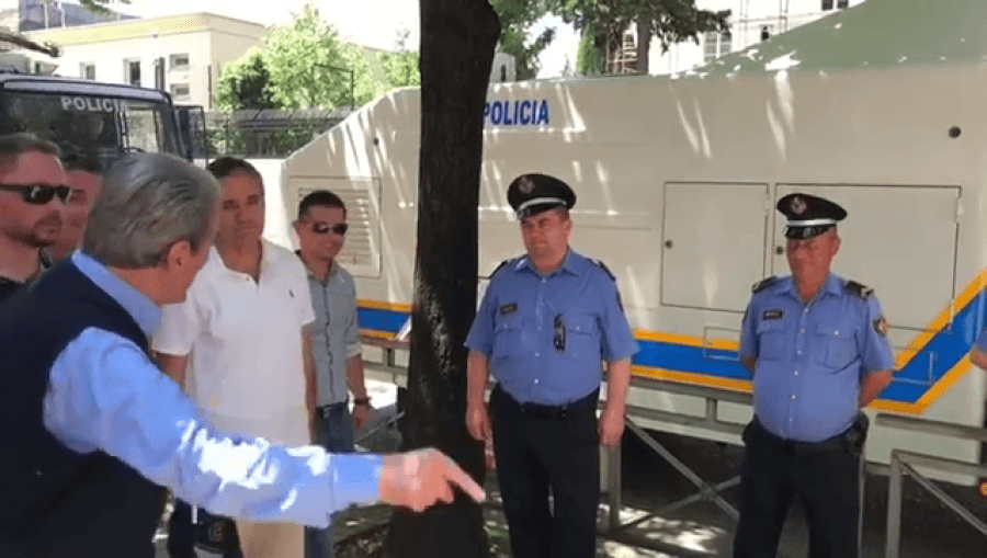 Berisha shkon tek policët, ja çfarë po ju thotë