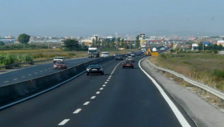 Braktis “Benz”-in e të atit në autostradën Durrës-Tiranë, e la nafta