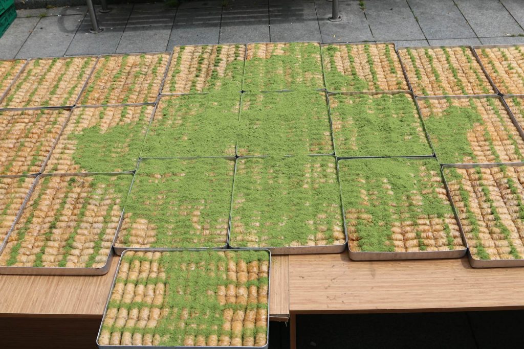 Harrojeni tortën e Pavarësisë, shqiptarët shërbejnë bakllavanë gjigande