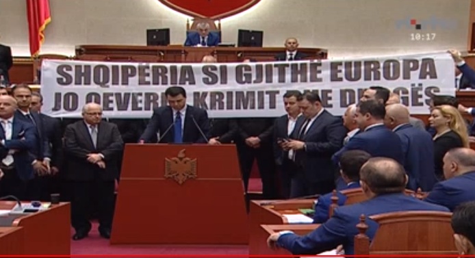 Rinis seanca në Kuvend/ Basha-Ballës: Mos u afro tek kamera, pallosh
