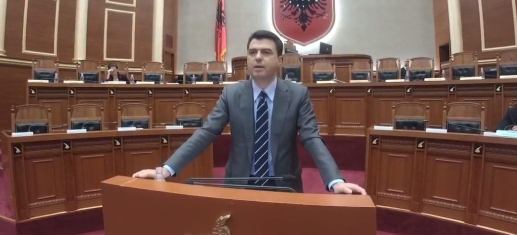 Ruçi ndërpret seancën, Basha vazhdon live në “Facebook” (VIDEO)