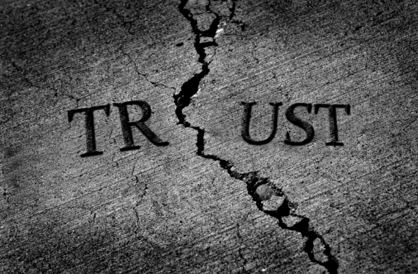 Sondazhi i KE-së zbulon surprizën: Shqiptarët, populli më mosbesues ndaj njëri-tjetrit në Europë