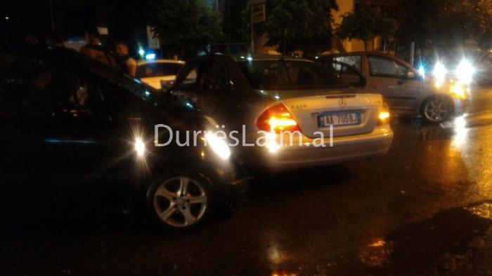 Aksidentohen dy “Benz”-a në qendër të Durrësit, dy të plagosur (FOTO)