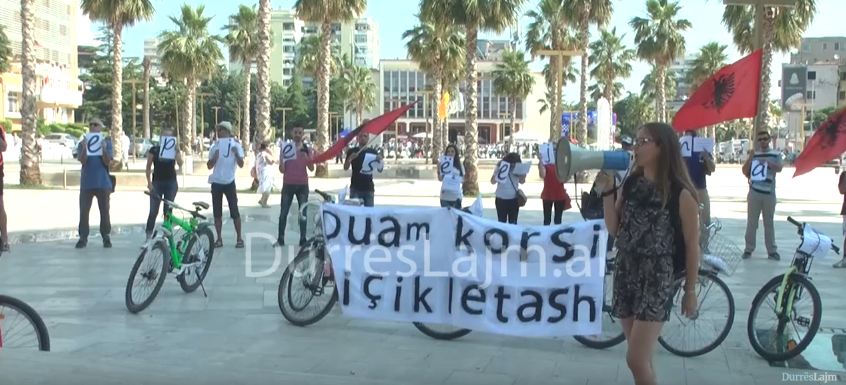 Të rinjtë protestojnë para bashkisë së Durrësit: Korsi për biçikletat, siguri për jetën! (VIDEO)