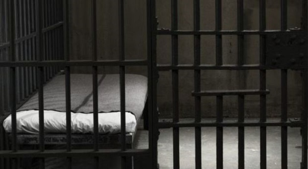 Panik në paraburgimin grek, shqiptari i vë zjarrin dyshekut