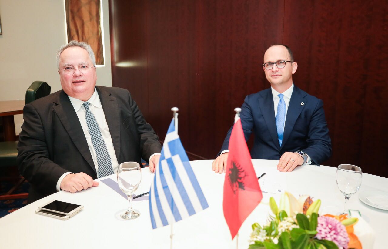 Bushati-Kotzias takohen në Selanik: Tani negociojmë detin dhe patentat