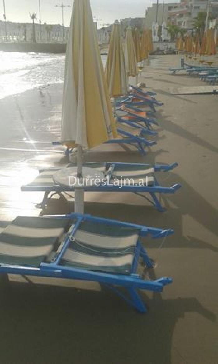 DENONCIMI/ Në plazhin e Durrësit shezllonet janë vënë deri në ujë (FOTO)
