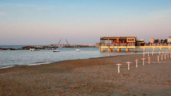 Kalon natën me të dashurin, gënjen prindërit se e përdhunuan në grup