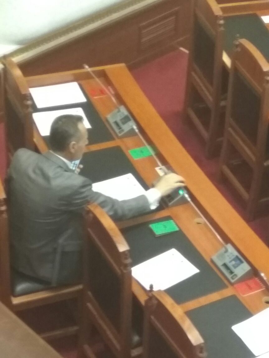 Tjetër deputet i LSI-së kundër bojkotit, bashkon votat me socialistët në Kuvend