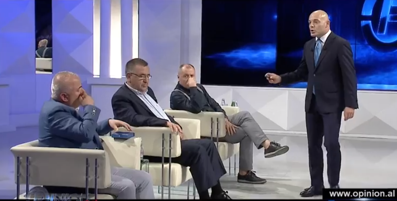 Artan Hoxha tregon pajisjet me të cilat përgjohen politikanët shqiptarë