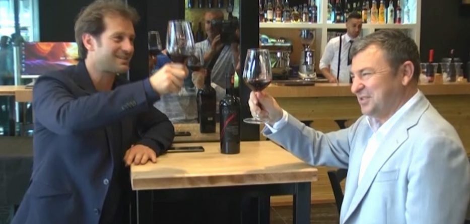 Ish-piloti i famshëm i Formula 1 hap restorantin e tij në Durrës (FOTO)