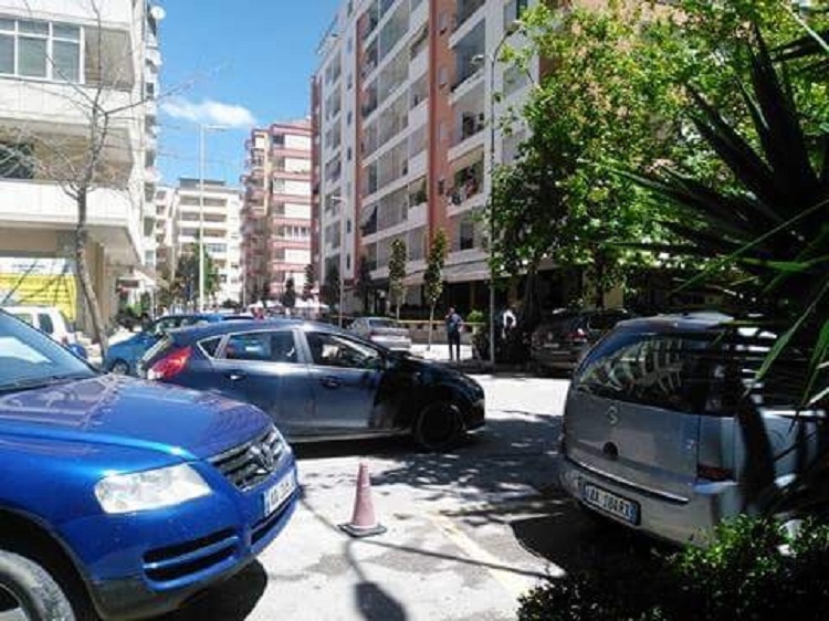 EMRI/ Atentat të riut teksa pinte kafe në lokal, tremben dëshmitarët