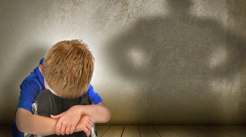 Denoncimi i gazetarit: Një klerik pedofil, nëna e të miturit shkoi te Janullatos por…