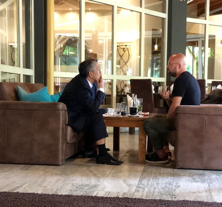 Ambasadori Lu kapet ‘mat’ në kafe me ish-ministrin e LSI-së