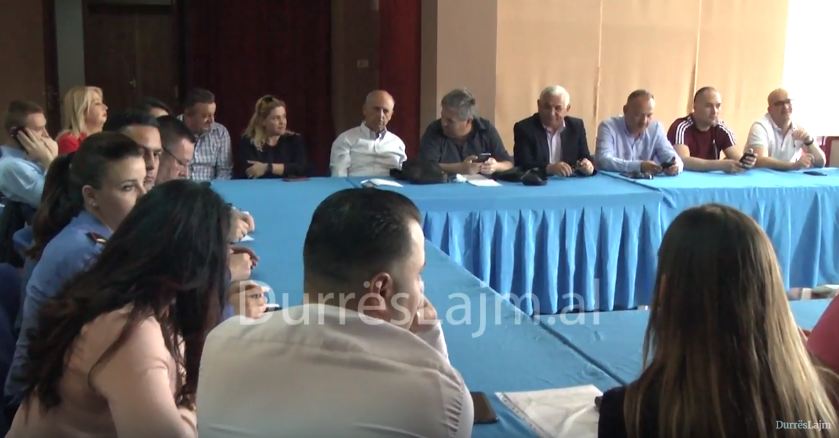 Informimi i publikut/ Gazetarët durrsakë takim me drejtuesit e institucioneve në Durrës (VIDEO)
