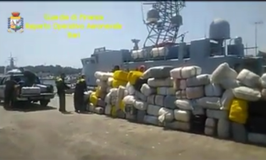 Si u kapën 4 skafistët shqiptarë me 2.5 tonë drogë, ndjekja nga deti e ajri (VIDEO)