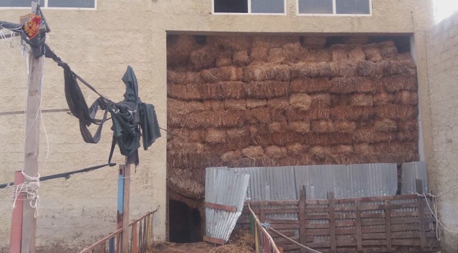 Zbulohet laboratori i drogës, gjendet edhe një gomone, ja kujt i përket (EMRI)