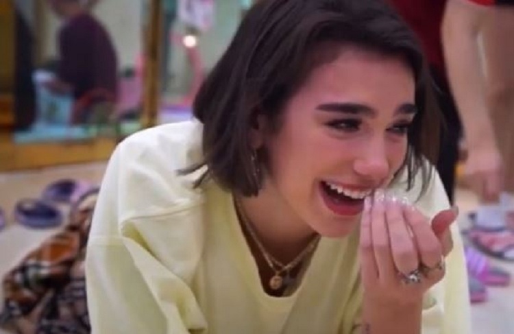Dua Lipa shpërthen në lot, merr lajmin emocionues (VIDEO)