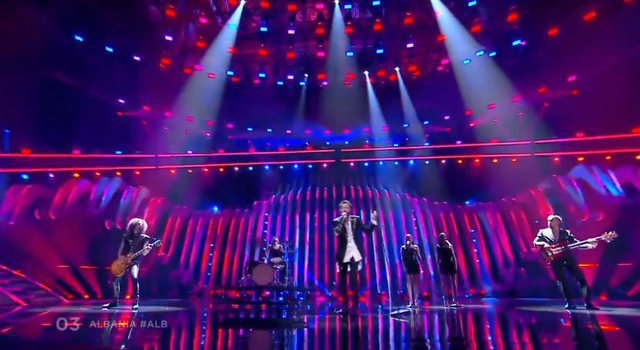 Prezantuesja e Eurovisionit flirton me Eugent Bushpepën