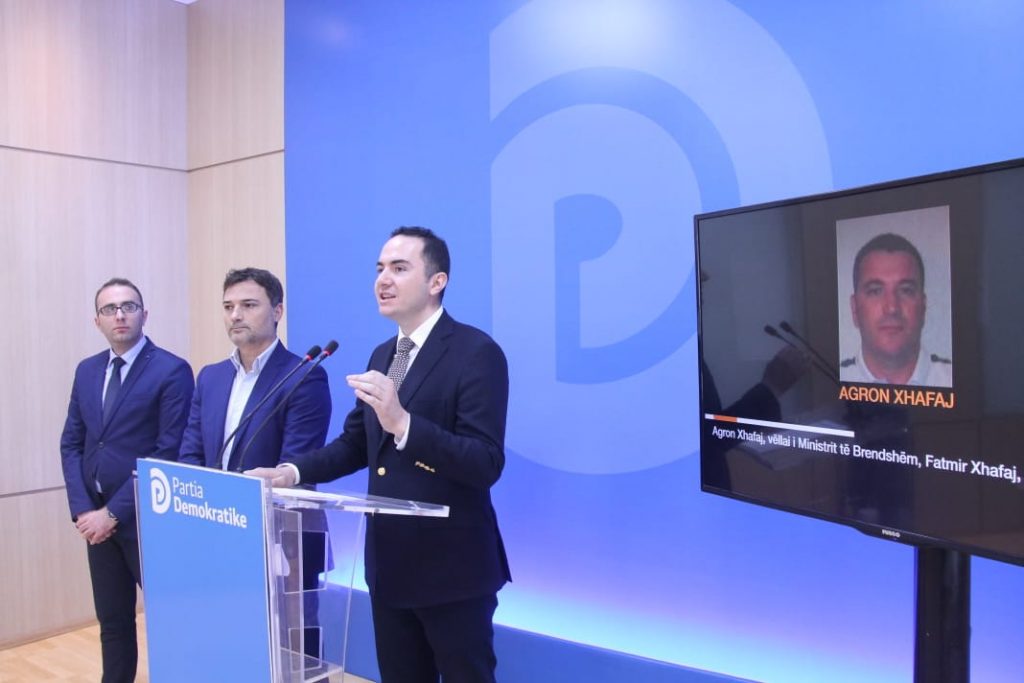 PD publikon përgjimin audio: Vëllai i ministrit, Agron Xhafaj, vijon trafikun e drogës