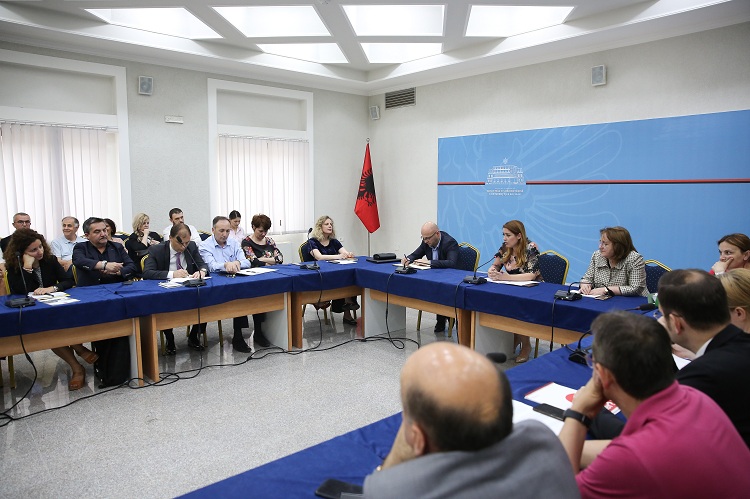 Ministrja Manastirliu thërret në takimin e parë konsultativ përfaqësuesit farmaceutikë