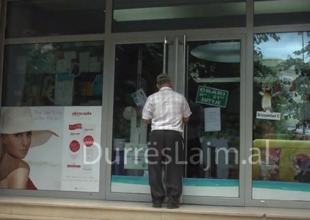 Greva e farmacistëve në Durrës, qytetarët: Ilaçet të skaduara, na i sjellin nga jashtë (VIDEO)