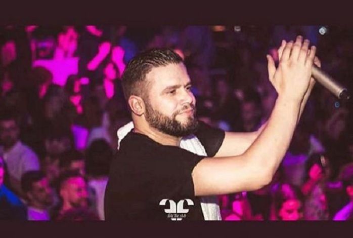 Flori Mumajesi kundër këngëtarit grek: Po vjen të na tregojë se sa pabuks është