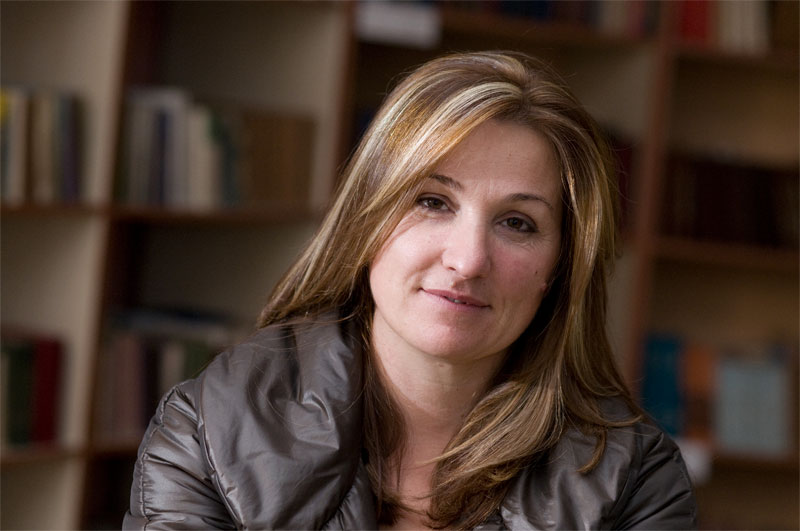 Humb djalin e vetëm, mesazhi prekës i shkrimtares shqiptare: S’është e lehtë ta lyej bojën me të zezë