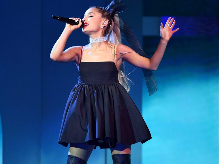 Këngëtarja humb në skenë varësen 169 mijë dollarëshe