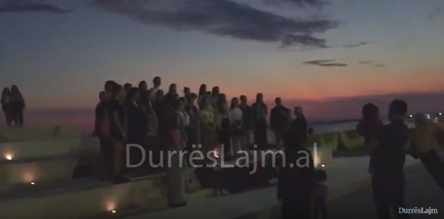 Gjermanët ndalen te Sfinksi… ja çfarë bëjnë para durrsakëve (VIDEO)