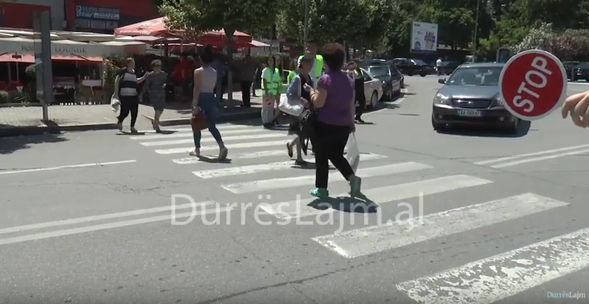 Gjimnazistët durrsakë, ekukatorë të rregulllave të qarkullimit në qytet (VIDEO)